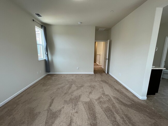 Building Photo - 3845 Lookout Dr