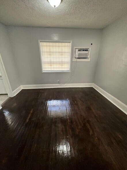 Building Photo - 1555 W 7th St