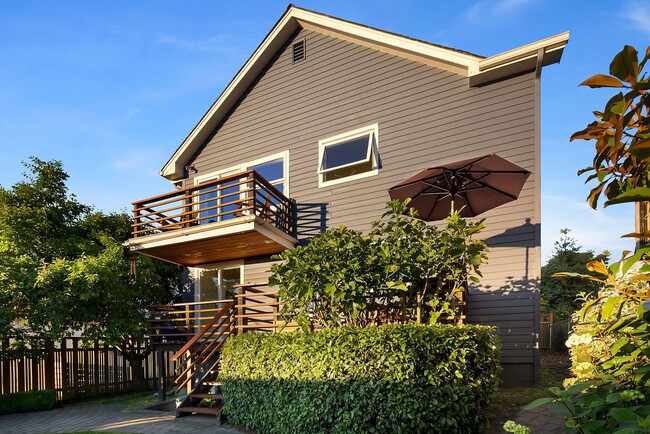 Building Photo - 3bd/2ba Seattle Home