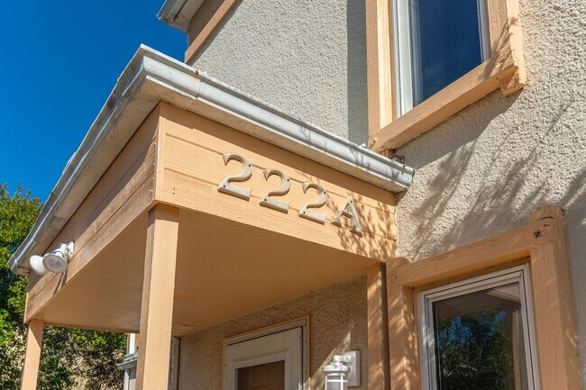 Building Photo - Spacious townhouse with large 2nd floor covered patio!