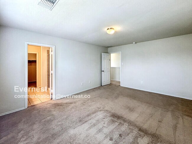 Building Photo - Charming and Spacious 3-Bedroom Home with ...