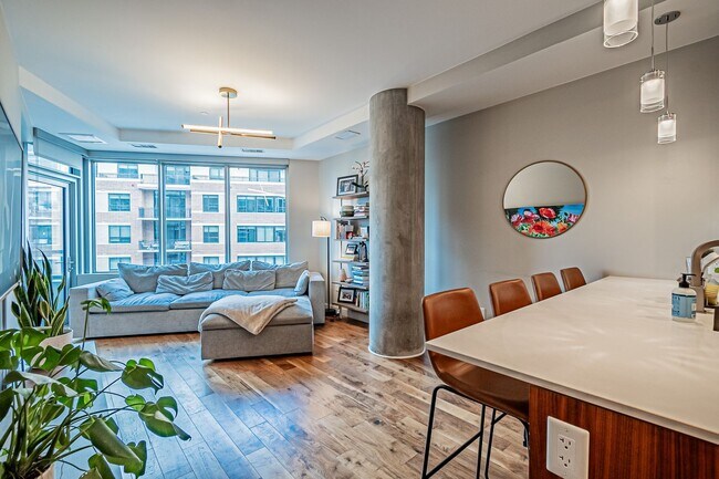 Building Photo - LUX 1BD, 1.5BA Lakehouse Condo with Bonus Den