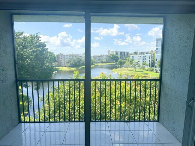 Building Photo - 2222 N Cypress Bend Dr