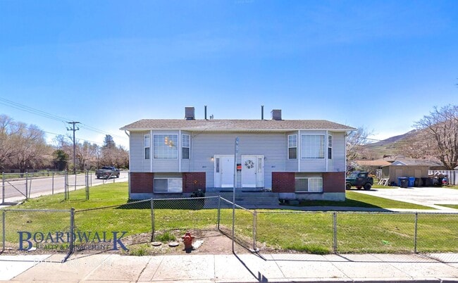 Building Photo - Spacious 2 Bed 2 Bath Magna Duplex With Pr...