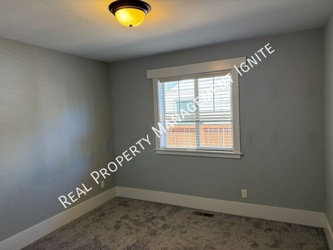 Building Photo - 2955 N W Bordeaux Ln
