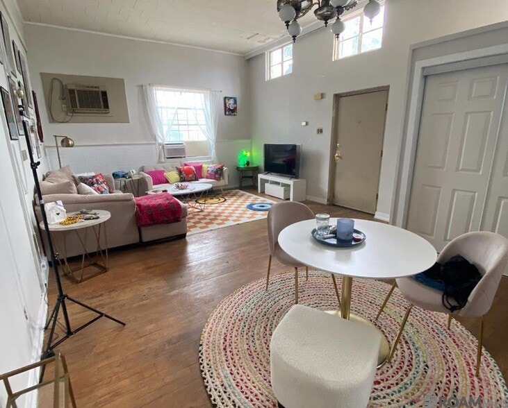 Building Photo - 659 W Main St