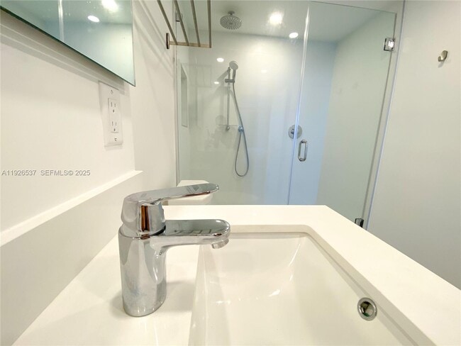 Building Photo - 100 Bayview Dr