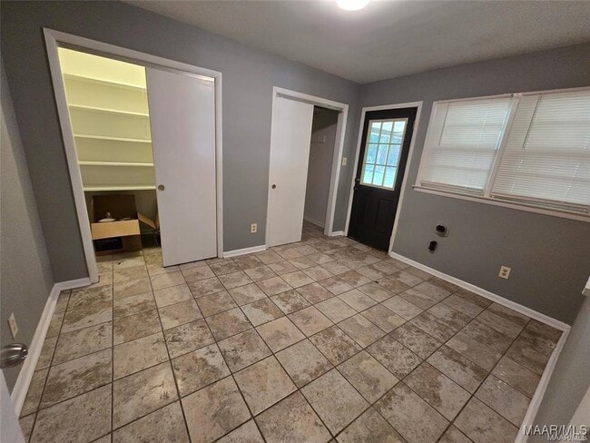 Building Photo - 2786 Crestview Ave