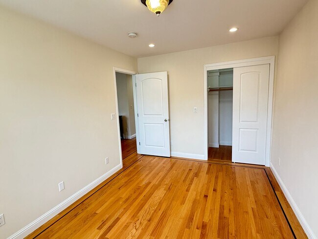 Building Photo - 882