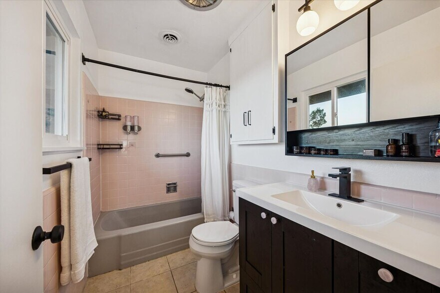 Building Photo - 6407 Lynn Ln