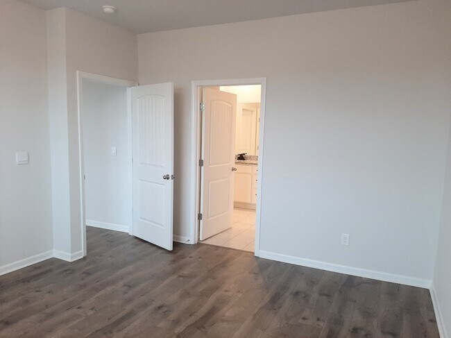 Building Photo - 3085 White Hbr Dr