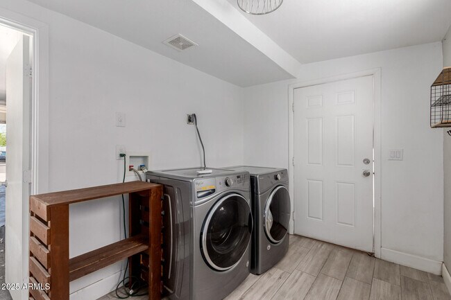 Building Photo - 1261 W La Jolla Dr