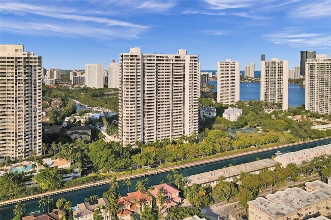 Building Photo - 2000 Island Blvd