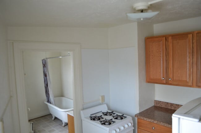 Building Photo - 1 Bedroom 3rd Floor Apartment Near York Revolution Stadium