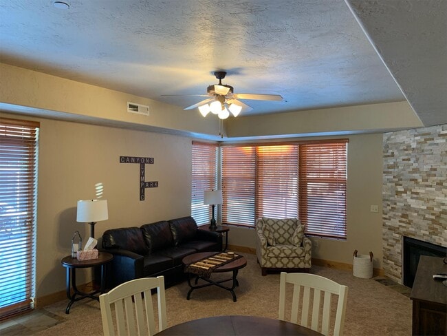 Building Photo - 6010 N Fox Pointe Cir