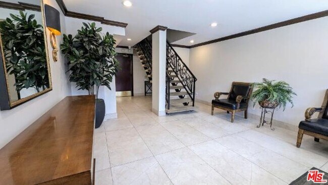 Building Photo - 412 N Palm Dr