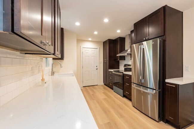 Building Photo - Three Bedroom Home!