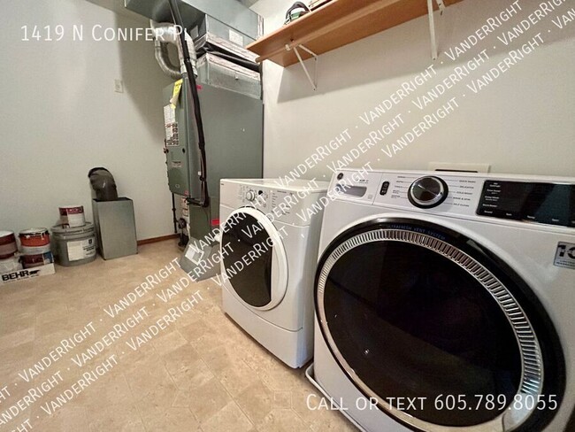 Building Photo - 1419 N Conifer Pl