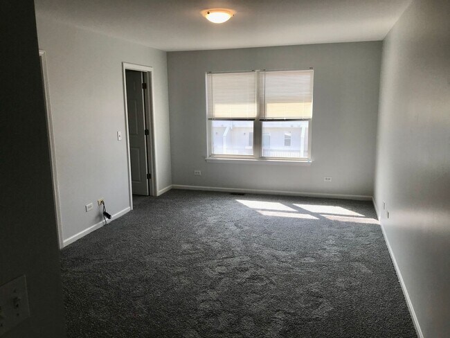Building Photo - Waterfront, River Mill Crossings Townhome ...
