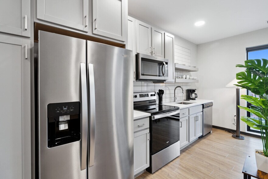 Building Photo - 423 E Michigan St