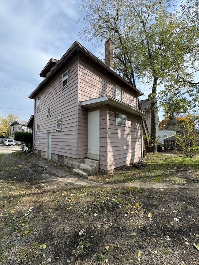 Building Photo - Three bedroom one bathroom home for rent