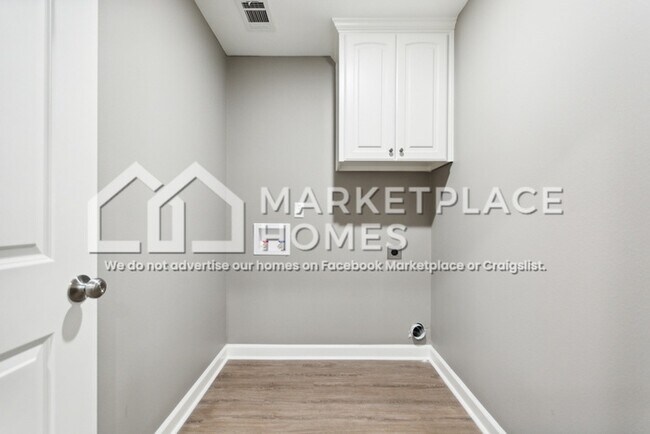 Building Photo - 814 W 21st St