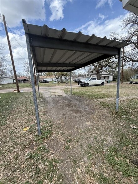 Building Photo - 611 E 5th St