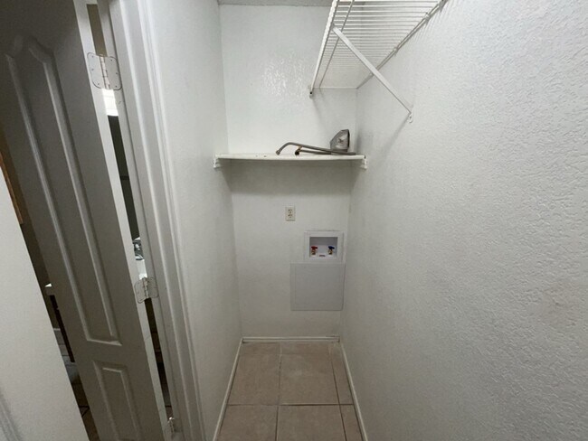 Building Photo - 709 Lisa Ln