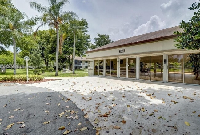 Building Photo - 606 Gardens Dr