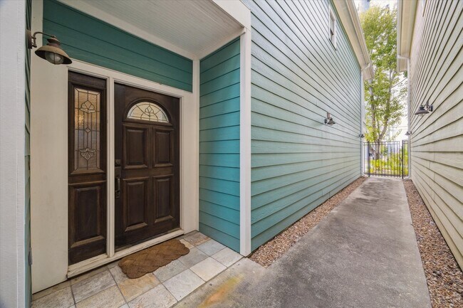 Building Photo - 1322 Dian St