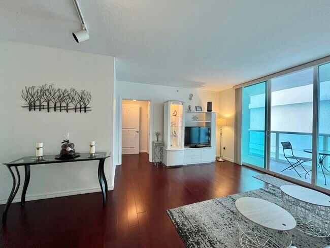 Building Photo - 347 N New River Dr E