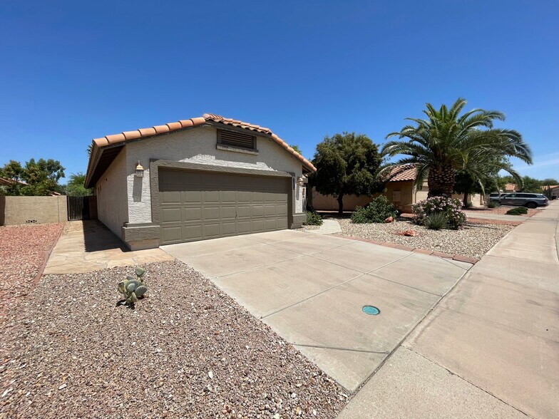 Front yard - 1220 W Butler Dr