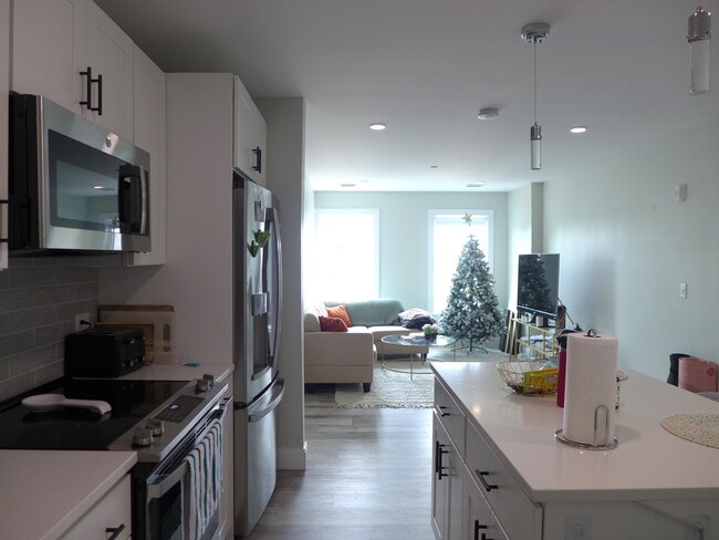 Building Photo - 240 Old Colony Ave