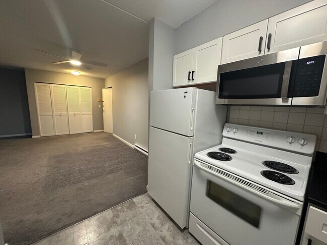 Building Photo - 49 Windsor Dr