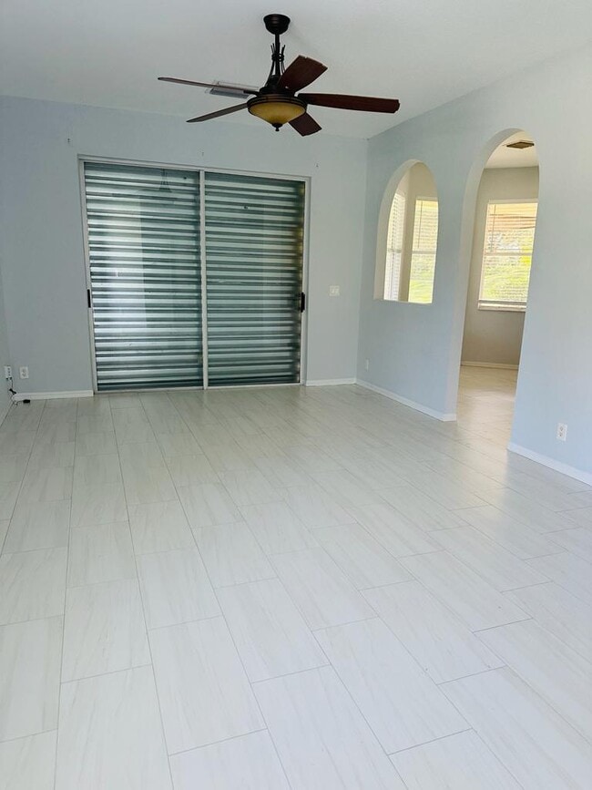 Building Photo - 205 SW Maclay Way