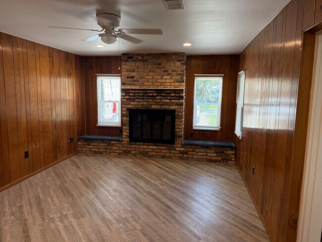 Building Photo - 2513 Winona Ave