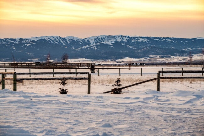 Building Photo - 1330 Larsen Ln