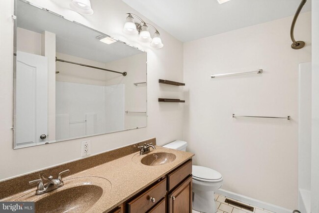 Building Photo - 396 Delmar St