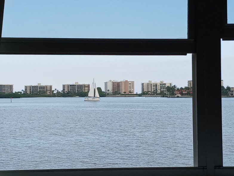 Building Photo - 1516 S Lakeside Dr