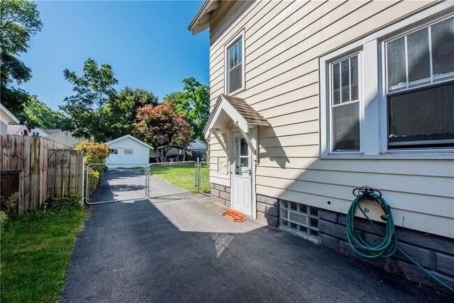 Building Photo - 116 W Spruce St