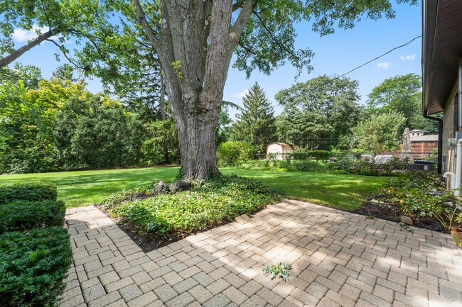 Building Photo - 407 E Berkshire Ln