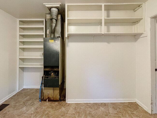 Building Photo - Coming Soon! Cozy 2 Bed / 1 Bath Home — Pet Friendly!