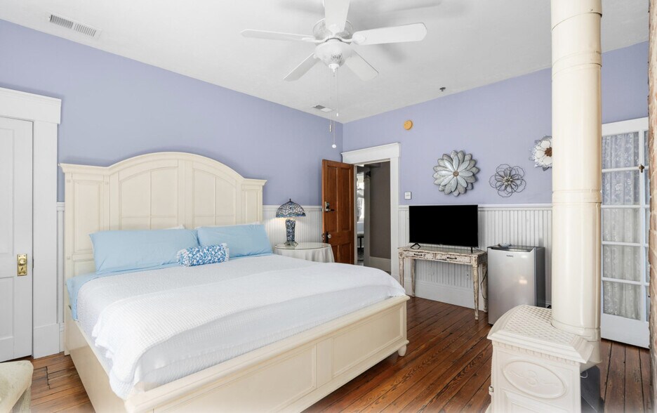 Building Photo - 221 SE 7th St