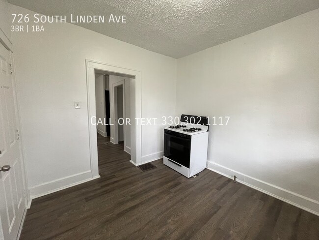 Building Photo - Three bedroom one bathroom apartment for rent