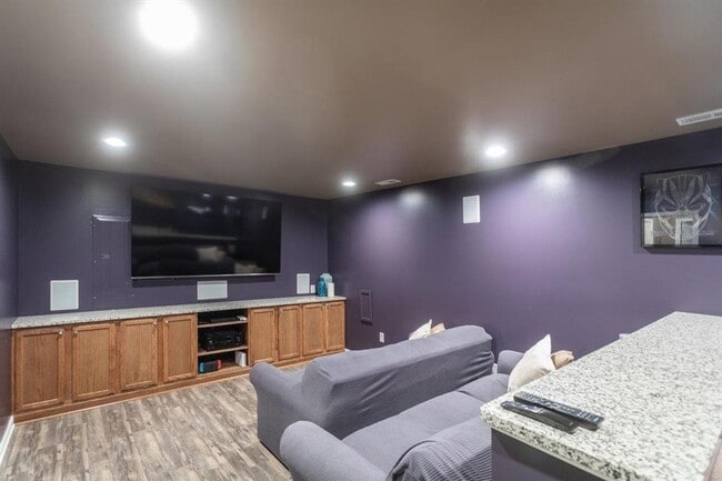 Building Photo - Spacious Townhouse with BONUS THEATER ROOM