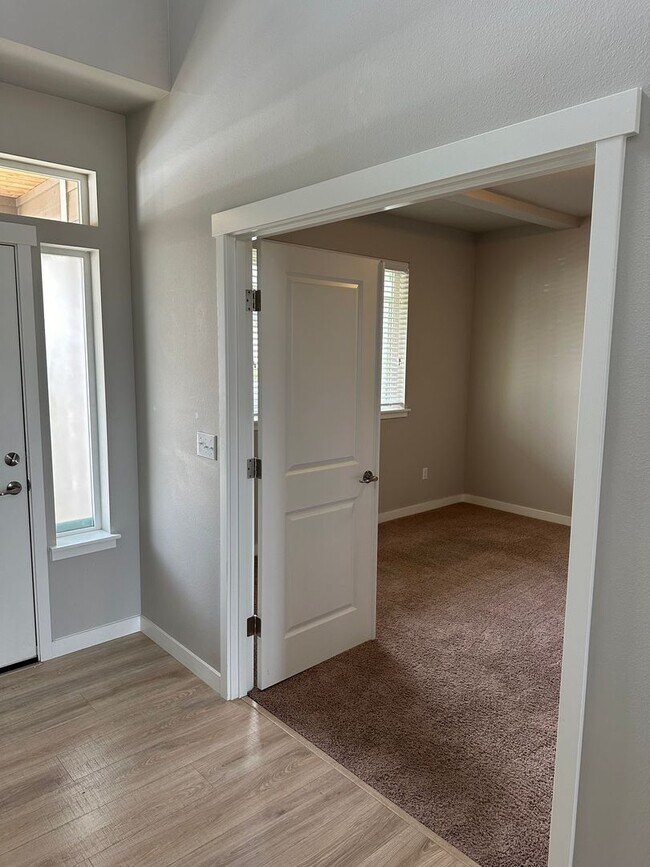 Building Photo - Gem Heights Area Luxury