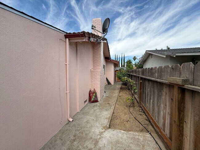 Building Photo - 3-bedroom single story in the heart of Tur...