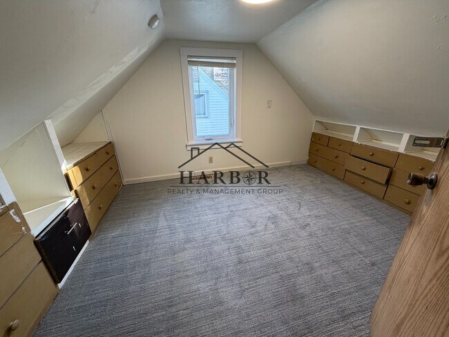 Building Photo - Newly Renovated 3-Bedroom Home - 1/2 Off f...