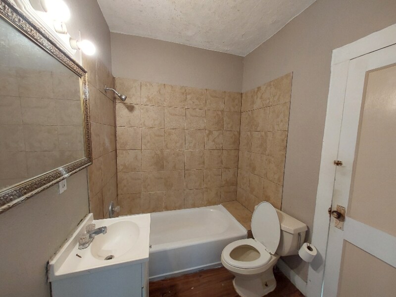 Building Photo - 2713 5th St W