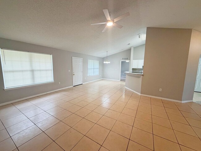 Building Photo - 7 Poinsettia Ln